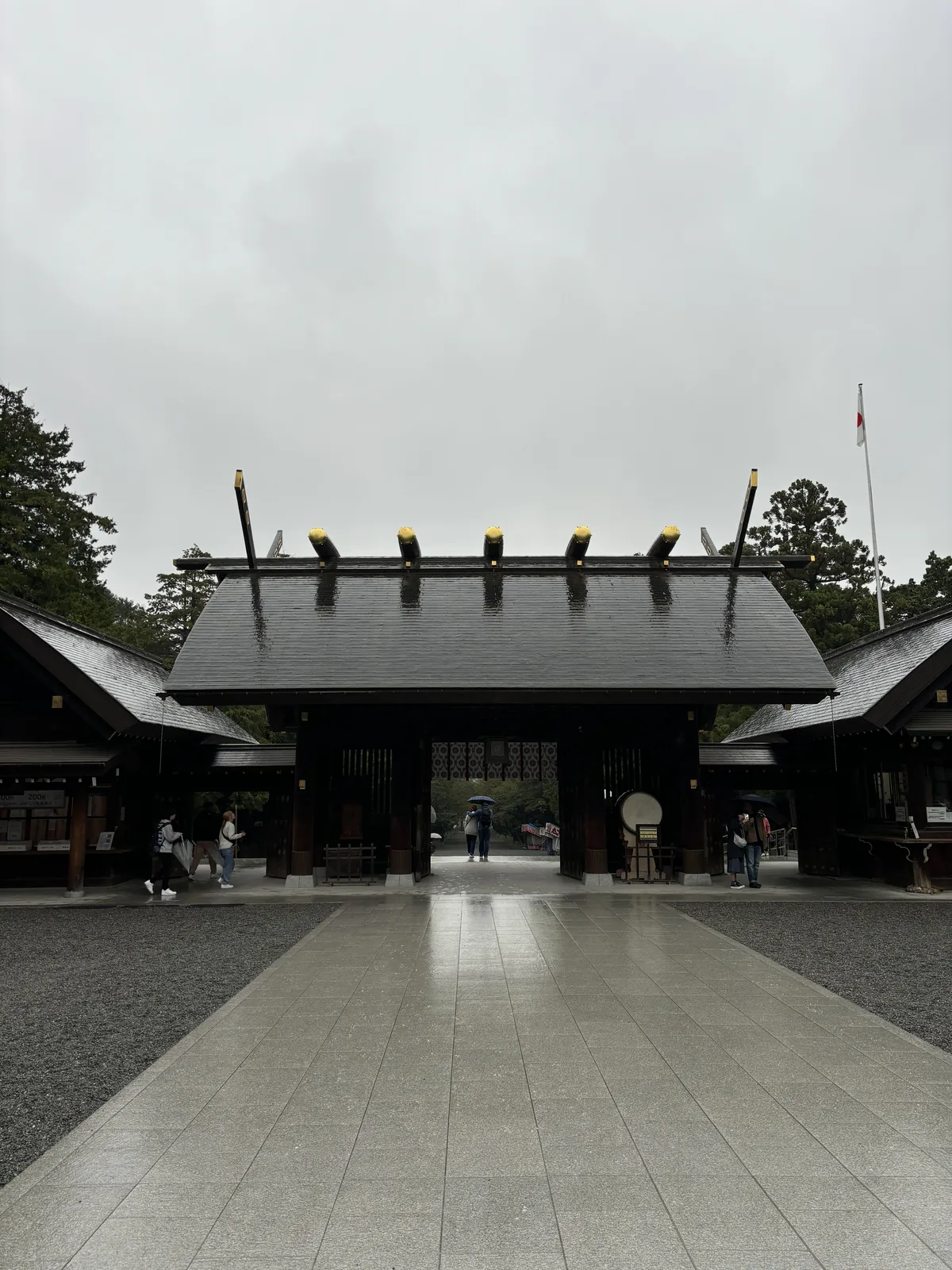 從北海道神宮境內回望神門，切妻的長屋頂上排著一列鰹木，兩對千木