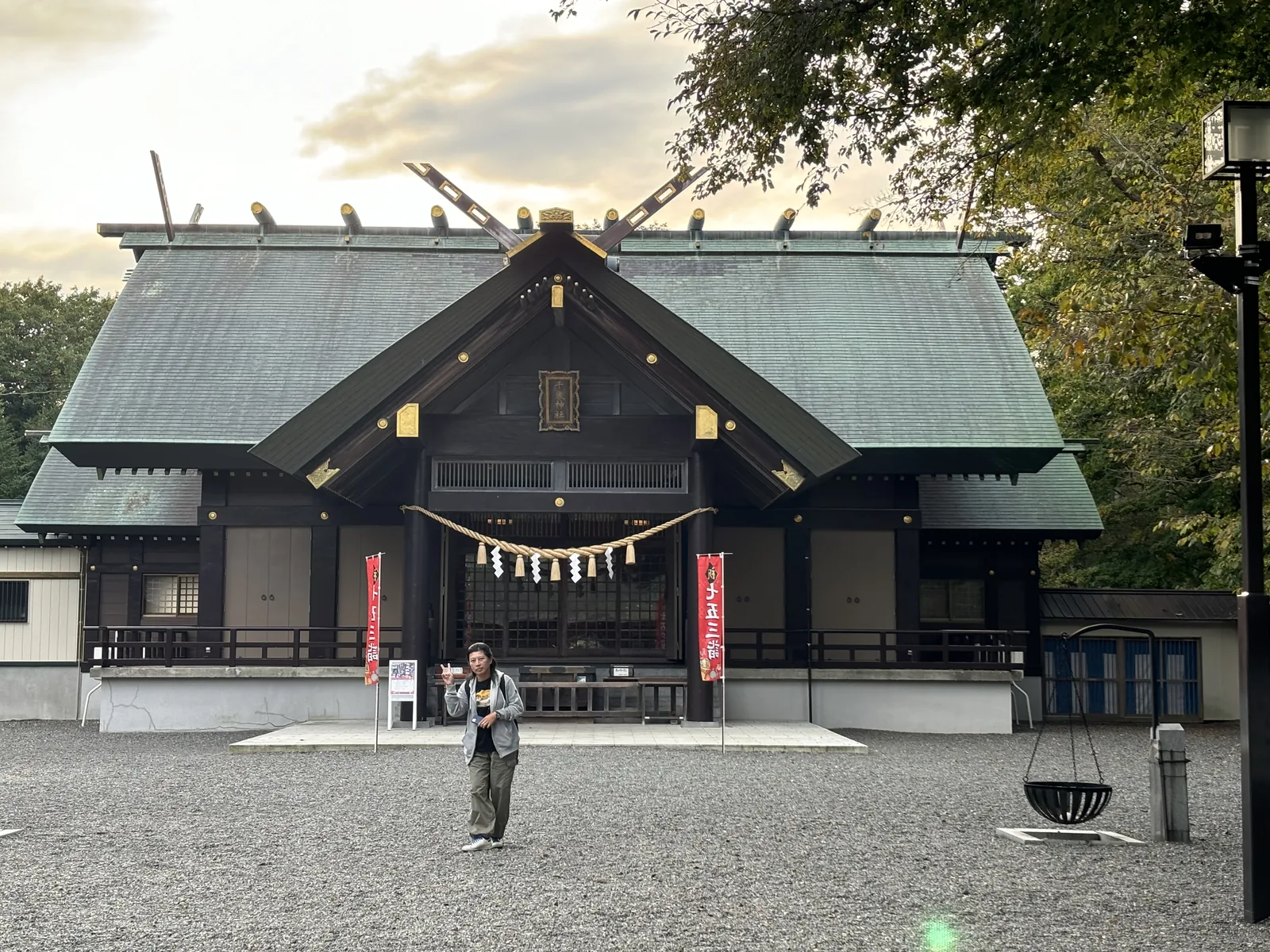 千歲神社社殿正面，平入切妻的銅板屋頂已轉成淡綠綠青，中央向前伸出巨大的三角形破風
