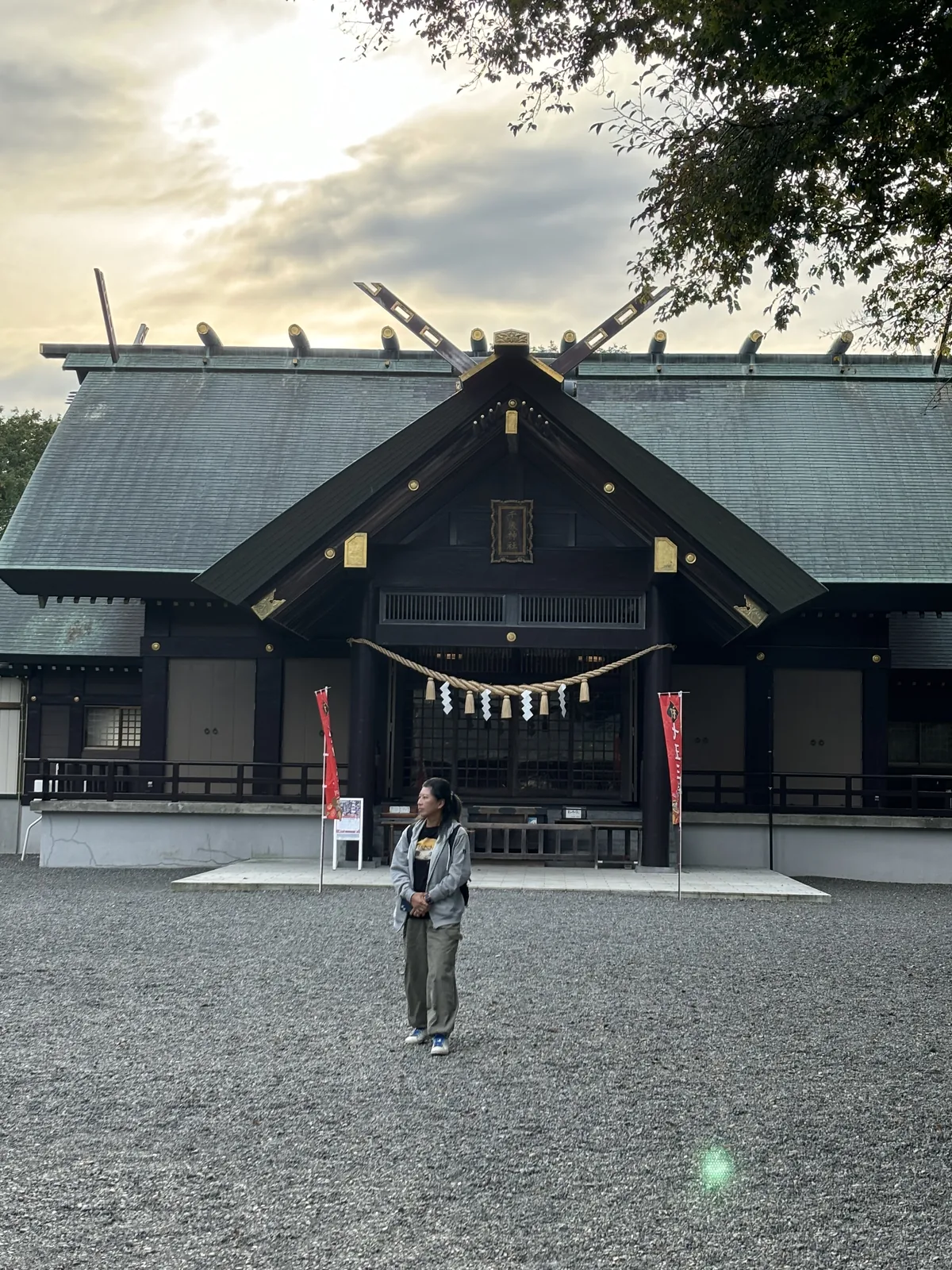 千歲神社社殿的較近正面，可以看清左右各接一段帶木欄杆的低矮翼廊，門扇是格子