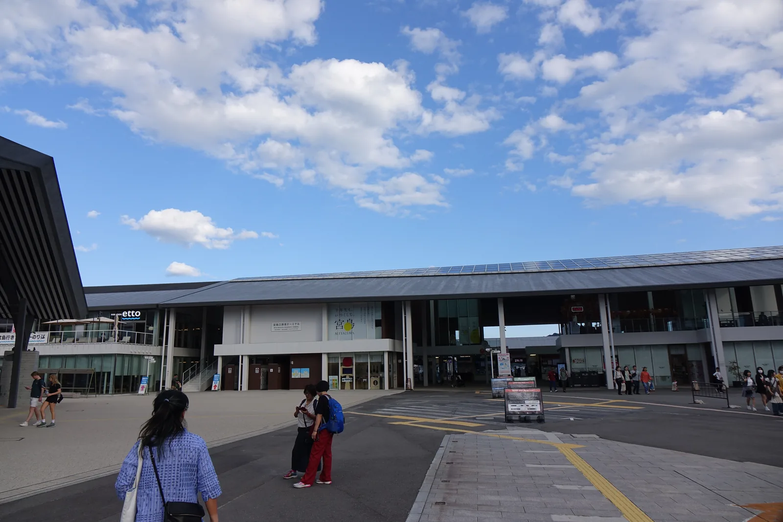 宮島口旅客ターミナル，連續的大跨距屋頂下是渡輪的乘船口