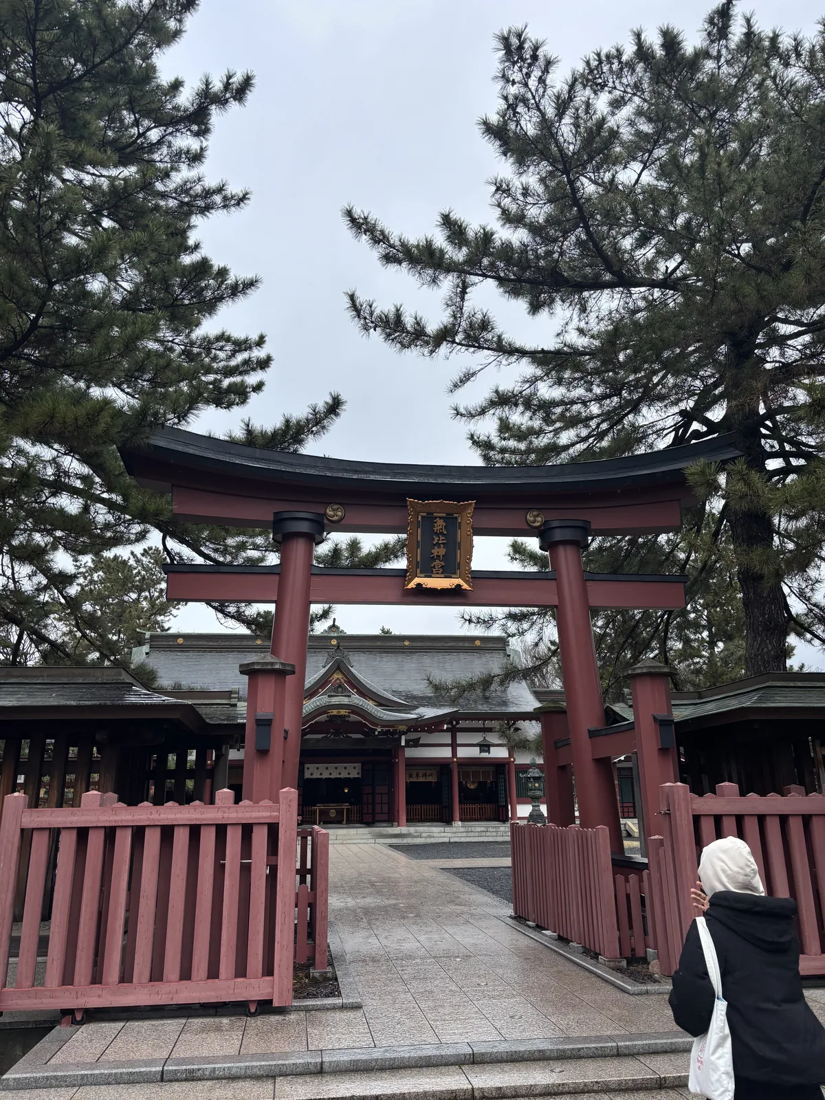 氣比神宮的中鳥居，朱塗明神鳥居，扁額寫「氣比神宮」，左右接上朱塗玉垣與門扉