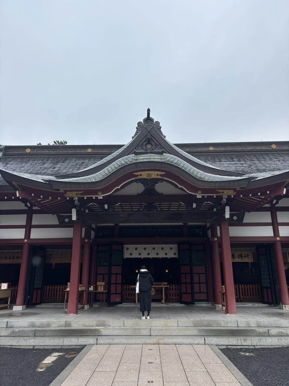 氣比神宮外拜殿正面近景，入母屋造銅板葺，千鳥破風與軒唐破風
