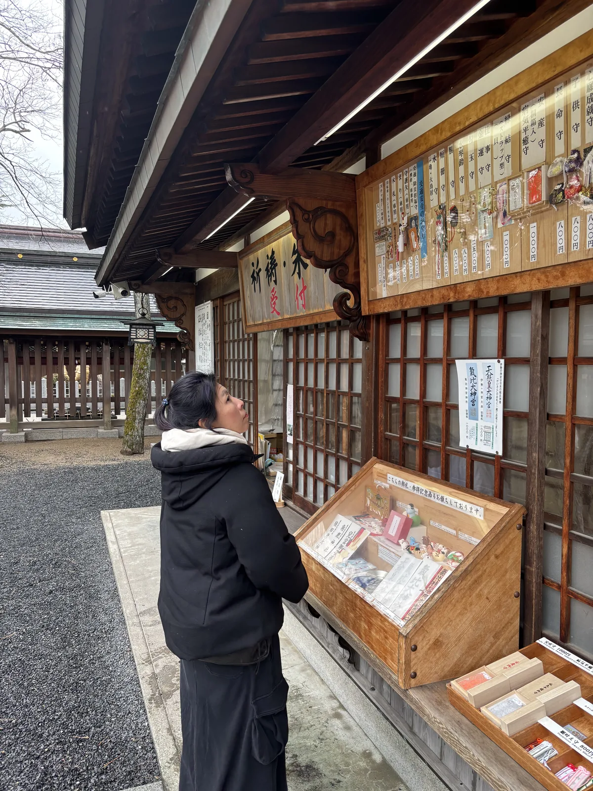 氣比神宮的授与所，木造格子建具，掲示板上列著授与品的名目