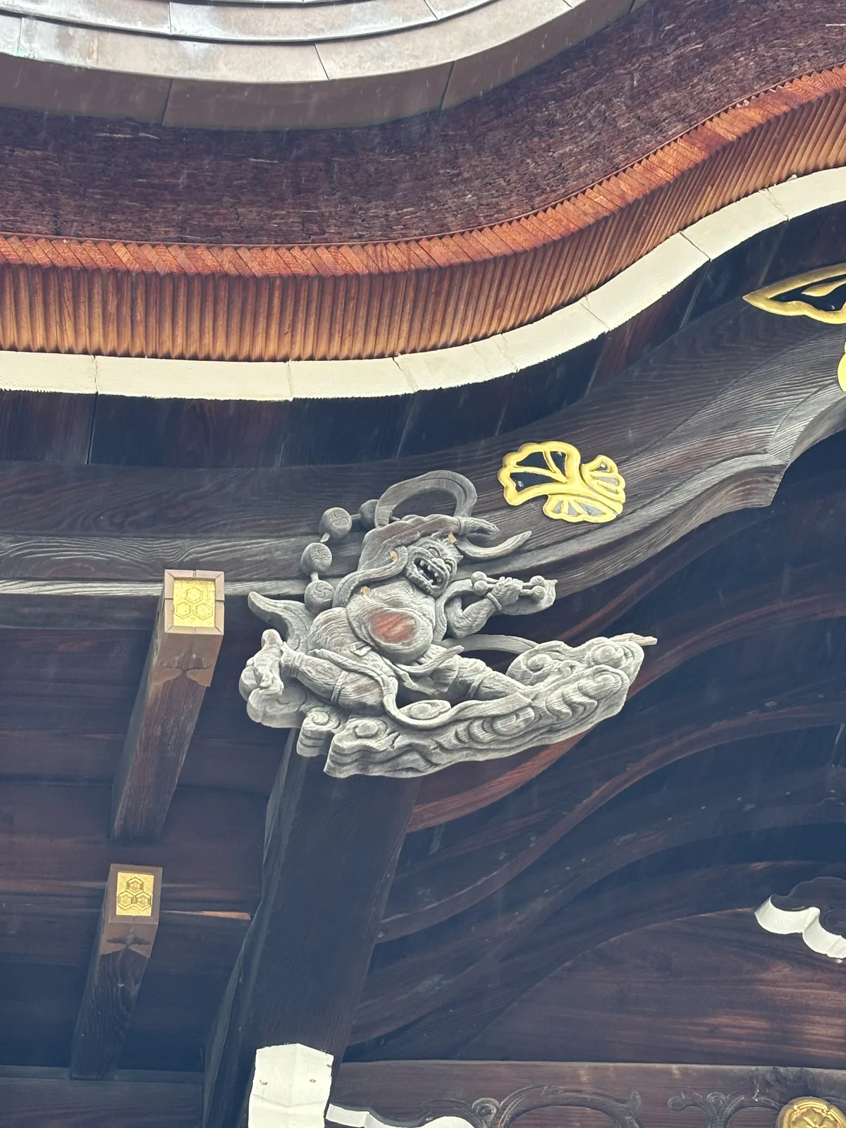 拜殿破風上的木雕，雷神背著一圈連鼓、雙手持槌，腳下踩著雲