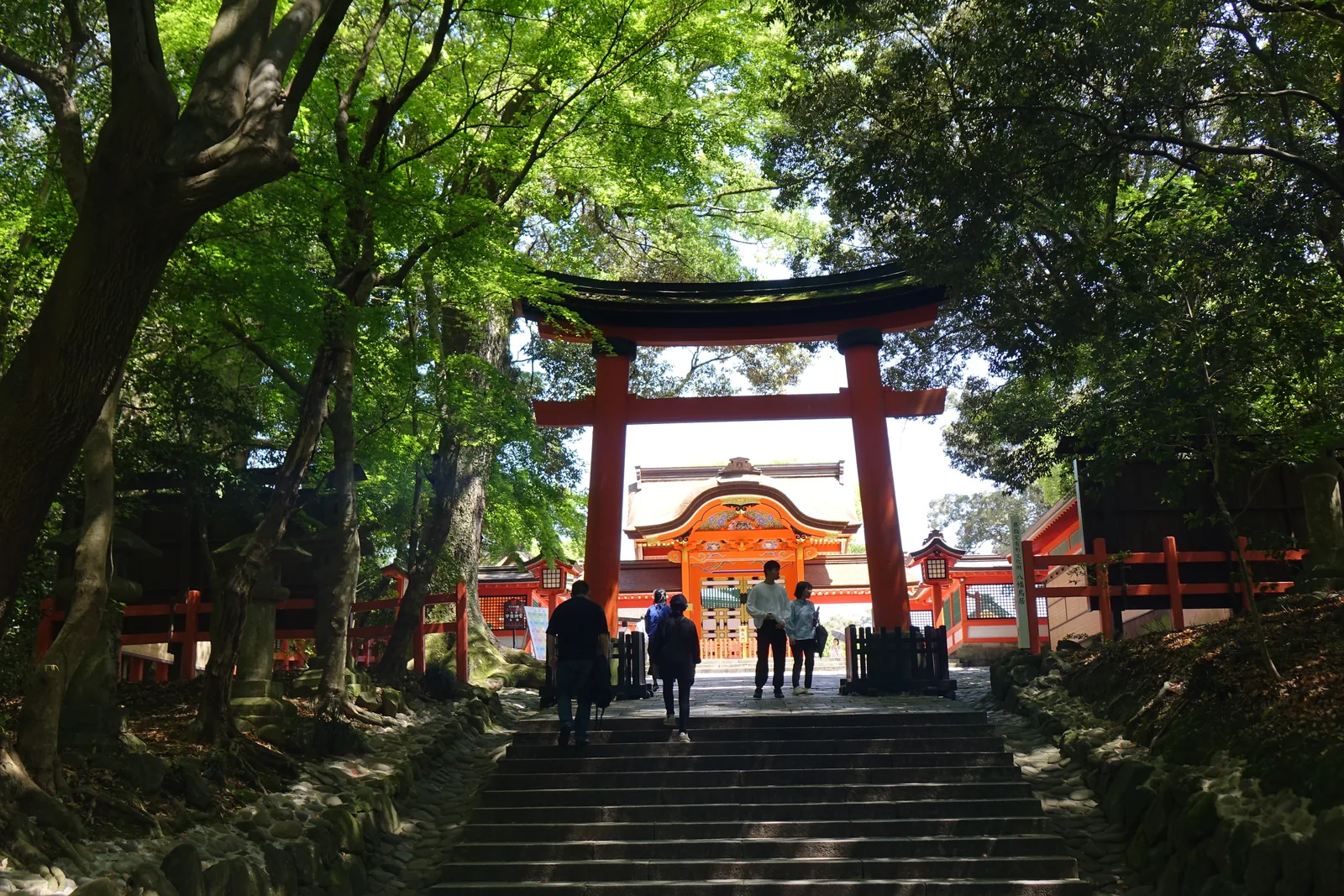 石階頂端的朱紅鳥居，穿過去可以看見對面唐破風的西大門