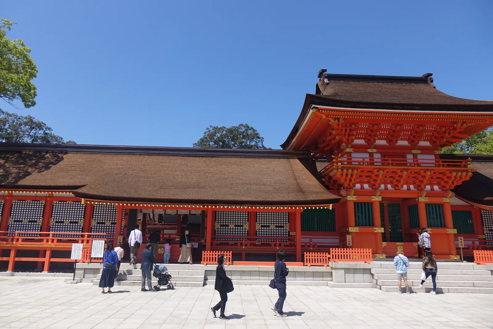 上宮外院的庭院，白色石板地，朱紅色的迴廊與檜皮葺屋頂，右側是南中樓門