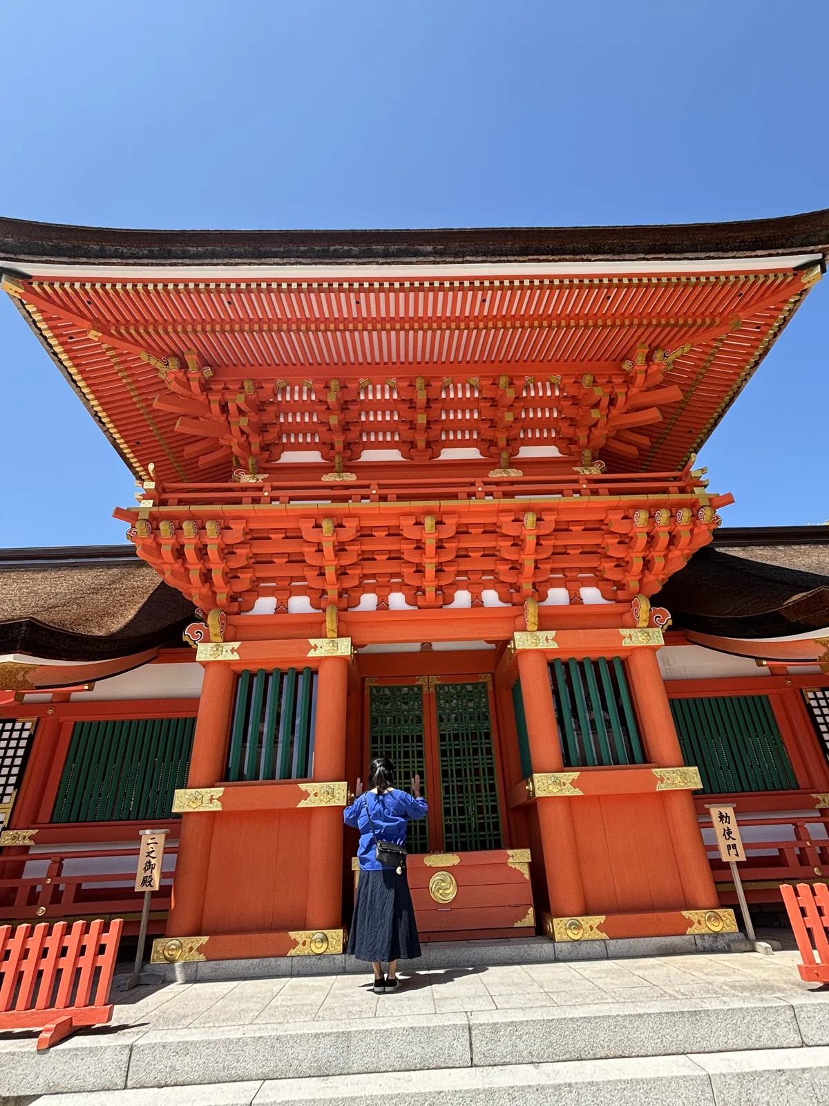 南中樓門正面，朱紅色兩層樓門，屋頂為檜皮葺，門扉緊閉