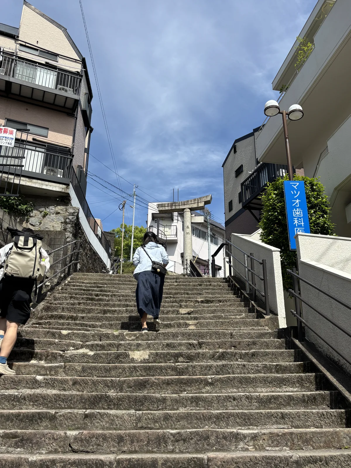 石造的一本柱鳥居，笠木往左伸出後斷裂，下方只剩一根柱子