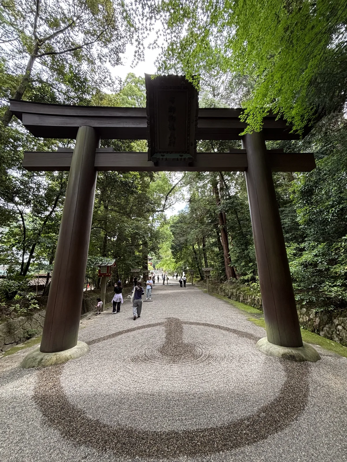 木造大鳥居與砂利參道