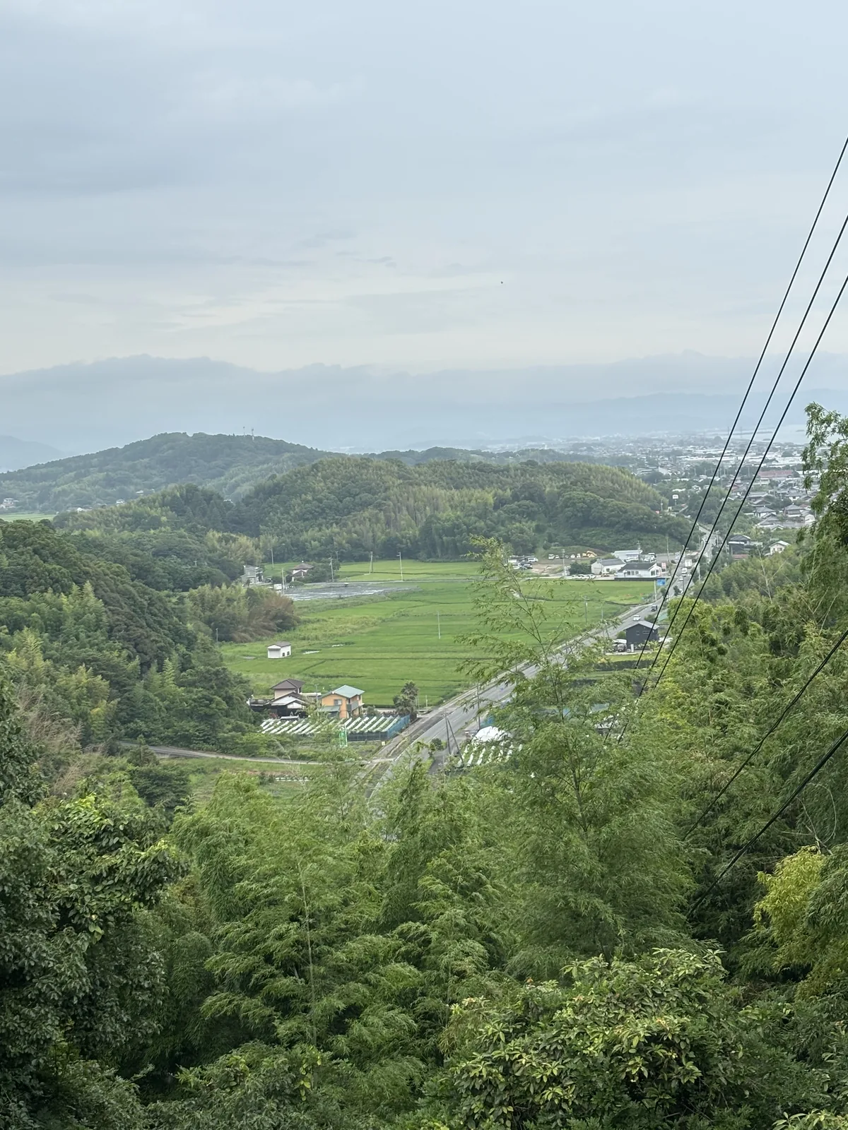 往東看出去的丘陵與平野，最遠處是海與市街。峰山是這一帶少數的高處。