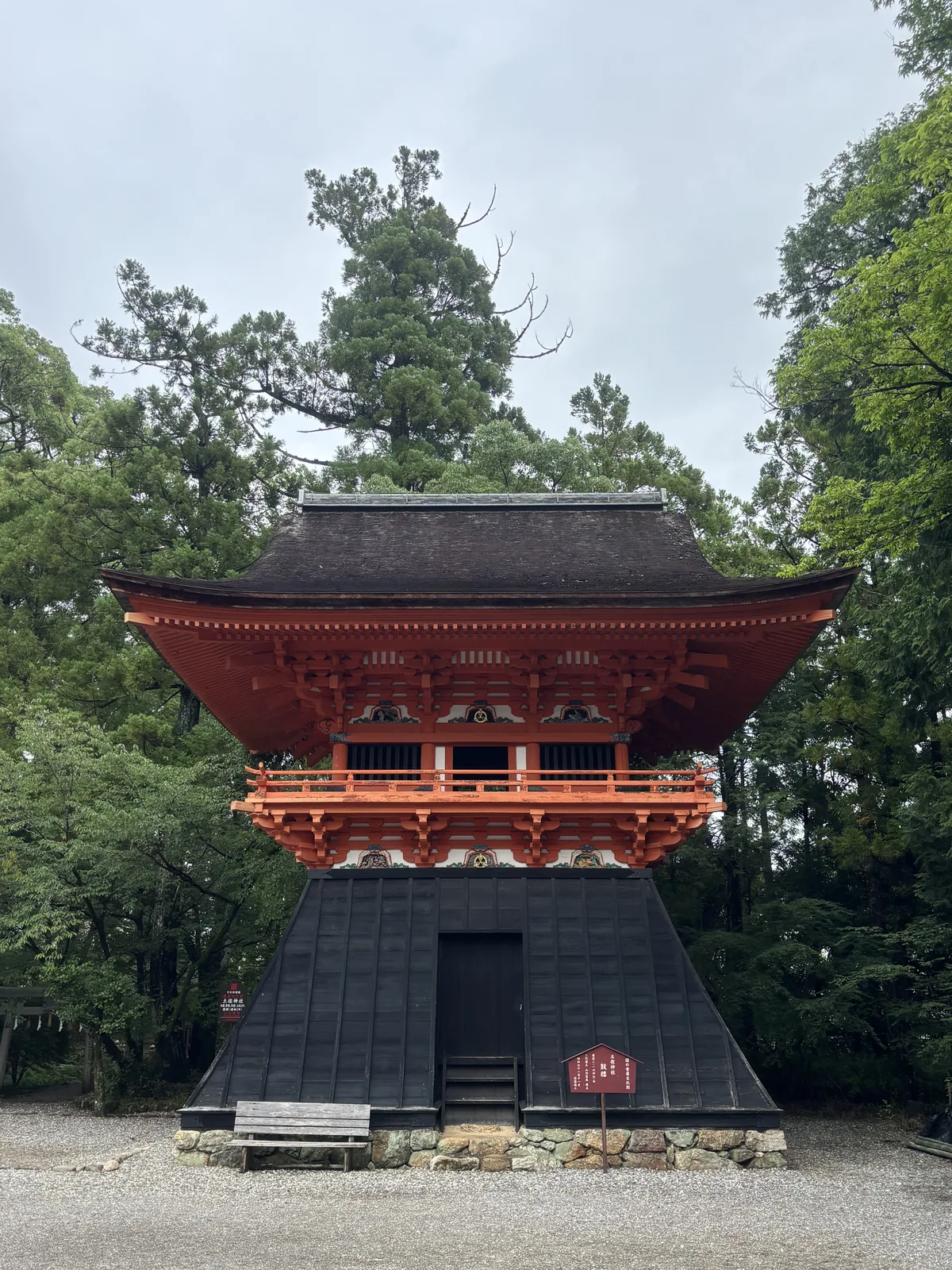 上層朱塗、斗栱與高欄俱全；下層是黑色板張的袴腰，正面一道小門。入母屋屋頂，右側立著一塊紅色說明牌。慶安二年（一六四九）山內忠義建立。