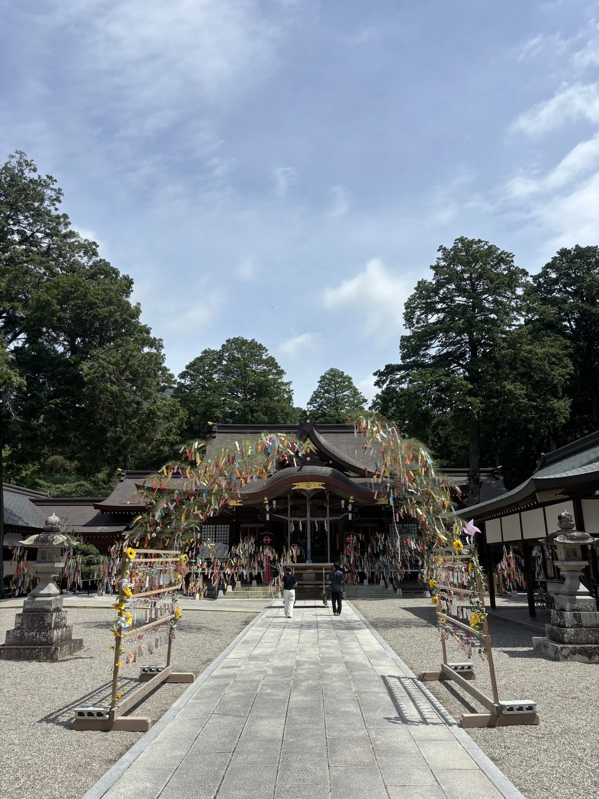大麻比古神社拜殿正面與七夕飾：竹枝立在階前兩側，短冊被風吹得斜向同一邊