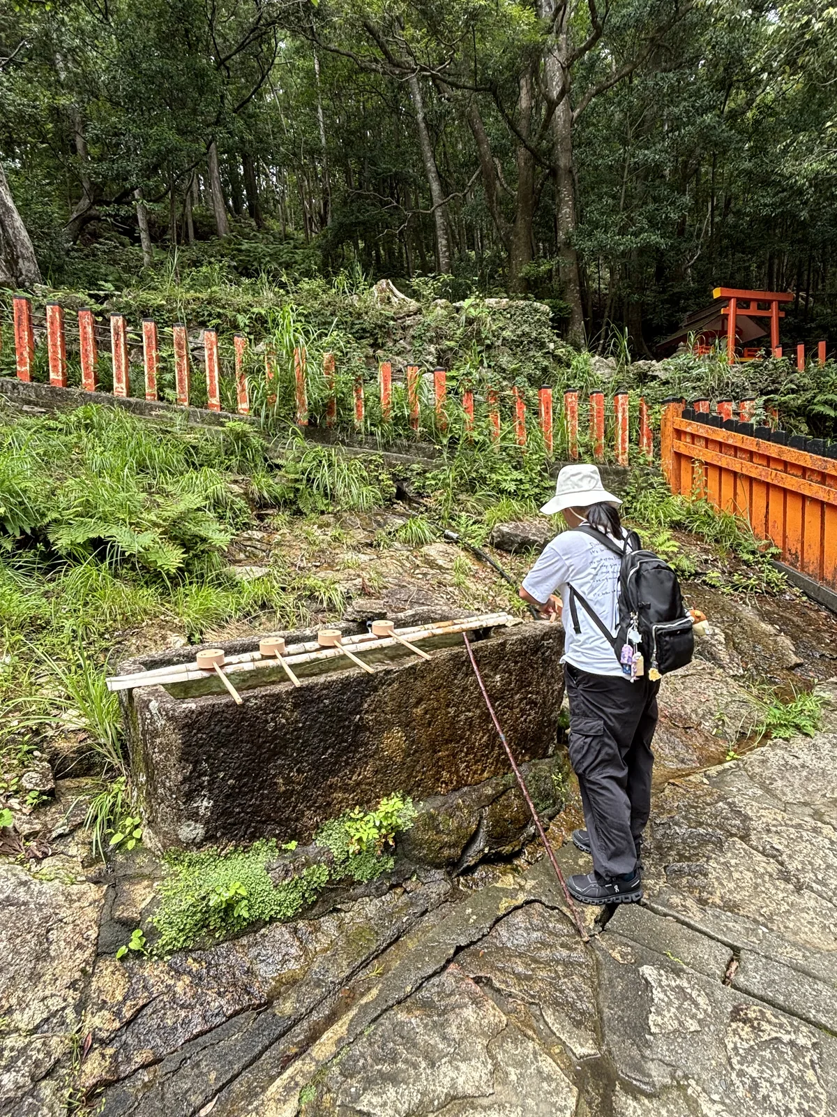 新宮市指定文化財，寬永八年（一六三一）二月由新宮城主第二代水野重良寄進。整塊黑雲母花崗斑岩加工而成的長石槽，架著竹軌與五支柄杓，就擺在半山腰的裸露岩盤上。後方朱色的玉垣柱一路排上去。