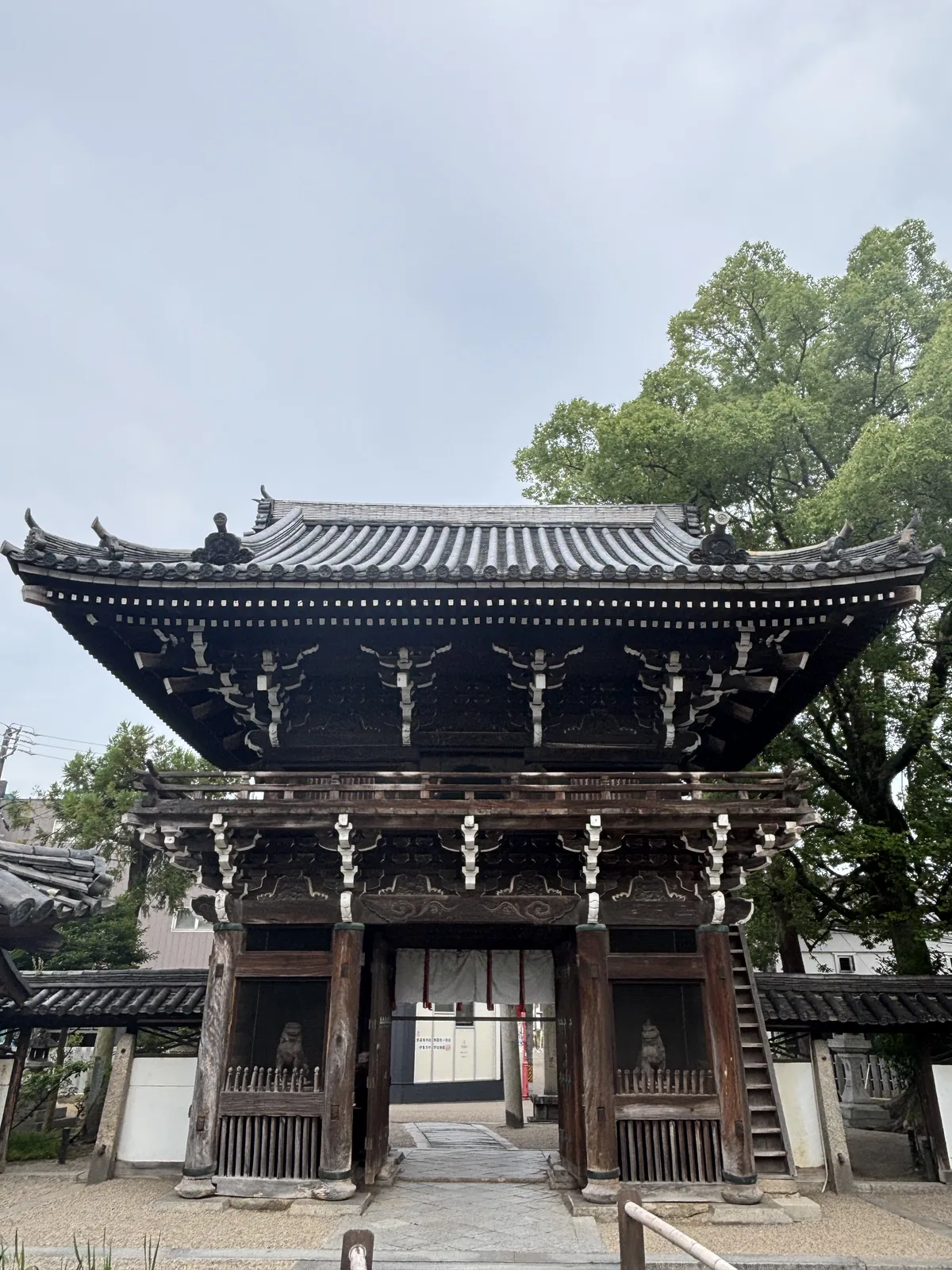 樓門全景。正面三開間、只有中央一間通行，入母屋造（歇山頂）的本瓦葺，圓柱，素木灰化到接近石頭的顏色；上層繞著帶欄杆的緣，右側附一道外樓梯。元祿十四年（一七〇一）動工，與鐘樓同為三重縣指定有形文化財。它是境內唯一一個高的東西。