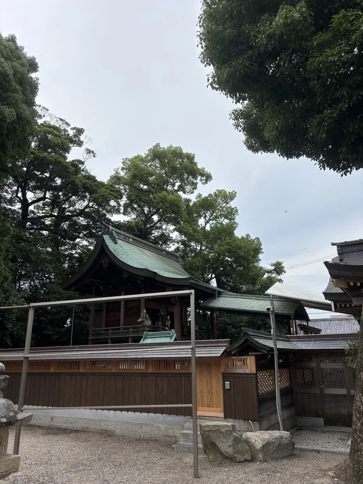 本殿與拜殿的屋頂都是泛綠青的銅板，圍在木板圍牆與瑞垣（圍出神域的木柵）之內，背後一株巨木。穿過樓門之後，境內就沒有比門更高的東西了。