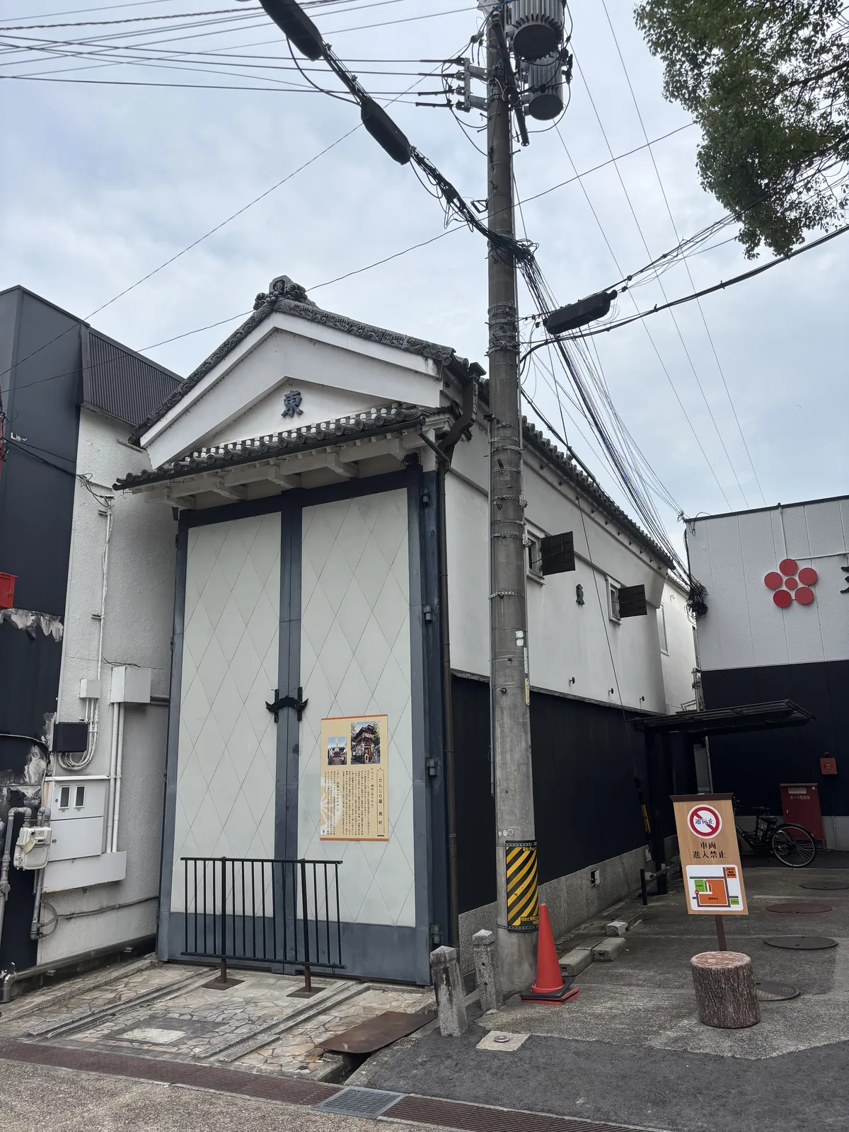 神社門前隔一條路的土藏，也就是花車的倉庫。上半白灰泥、下半黑，兩扇大拉門上是海鼠壁（方磚加凸起白灰縫）的菱形紋，山牆面的鬼瓦下有一個「東」字。東町的花車一年出來三天，其餘的日子在裡面。