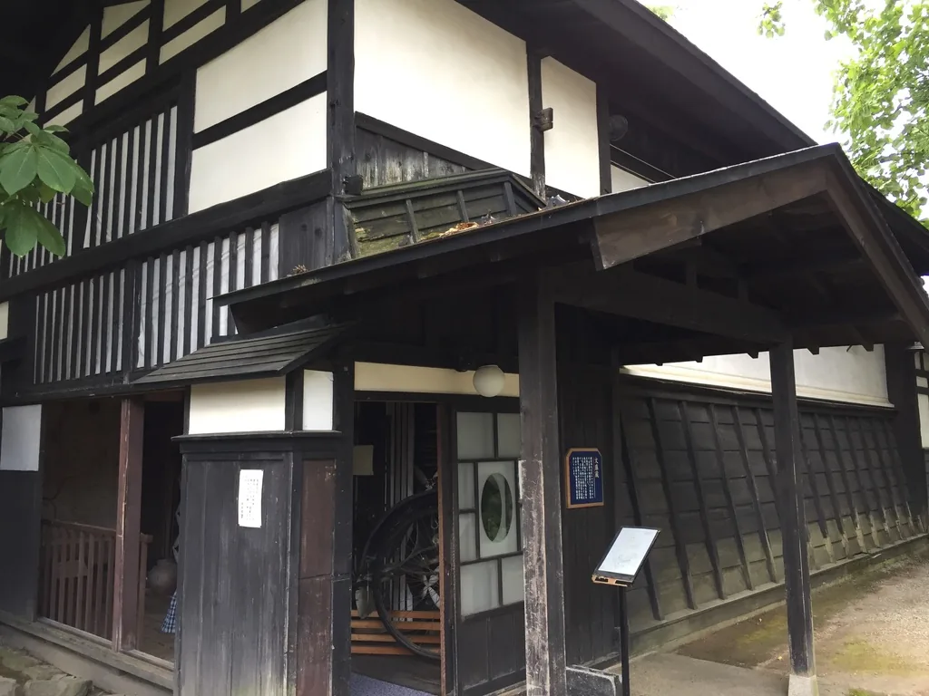 西宮家文庫藏的外觀，上層為白色灰泥與黑色木框，下層以黑色木板覆蓋，入口前設有一道獨立的木造出簷與圓形窗