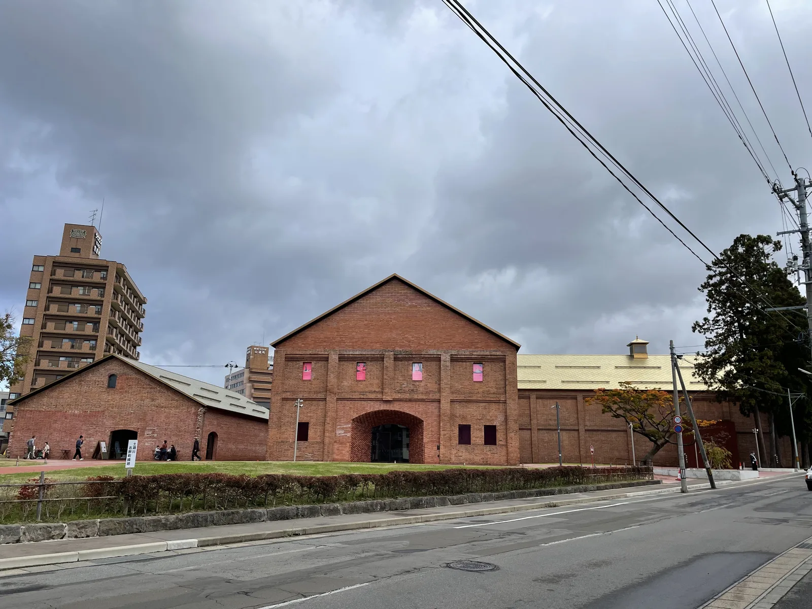 沿道路展開的美術館棟山牆立面，後方為鈦板屋頂