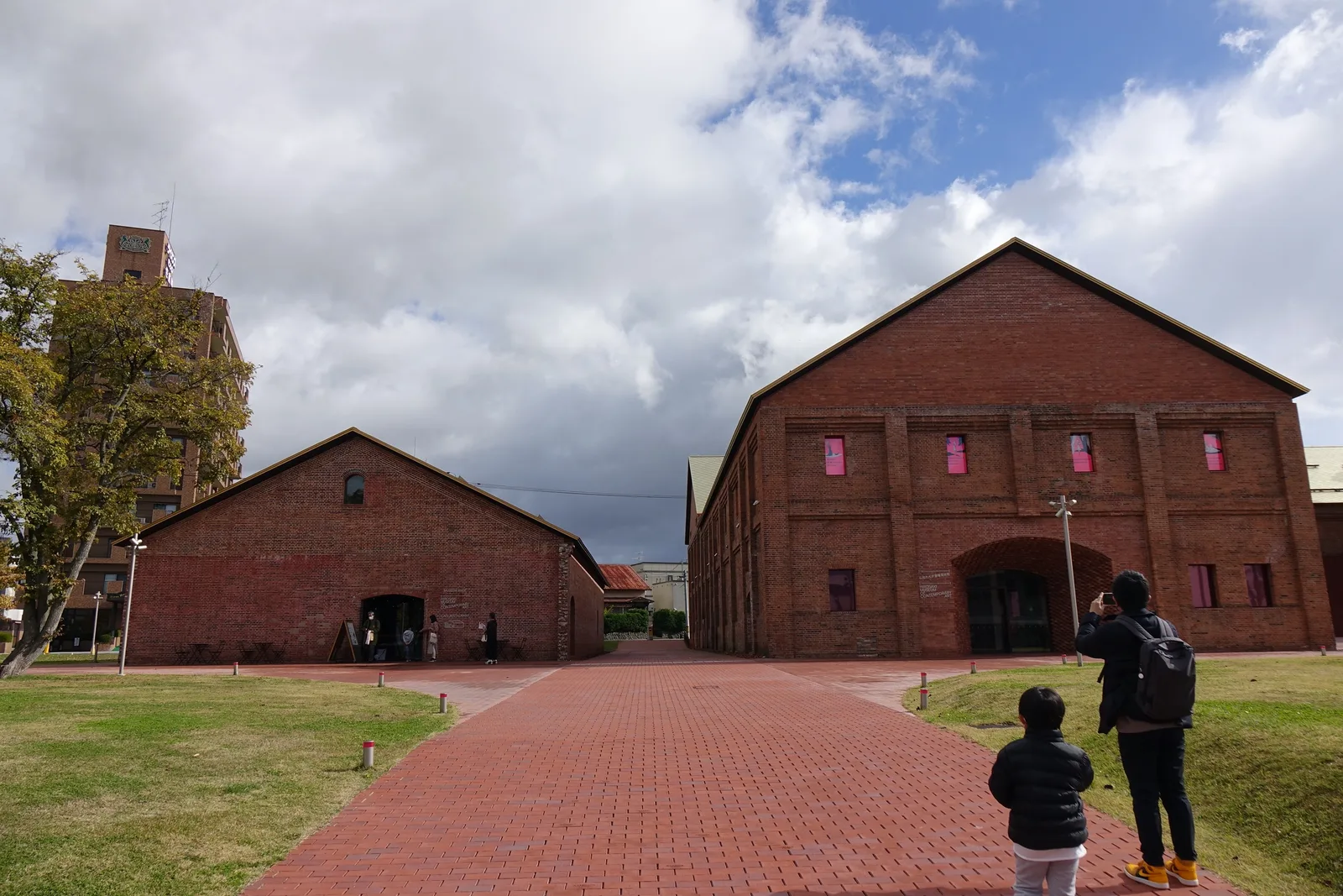 咖啡館・商店棟與美術館棟兩道山牆之間的磚鋪廣場
