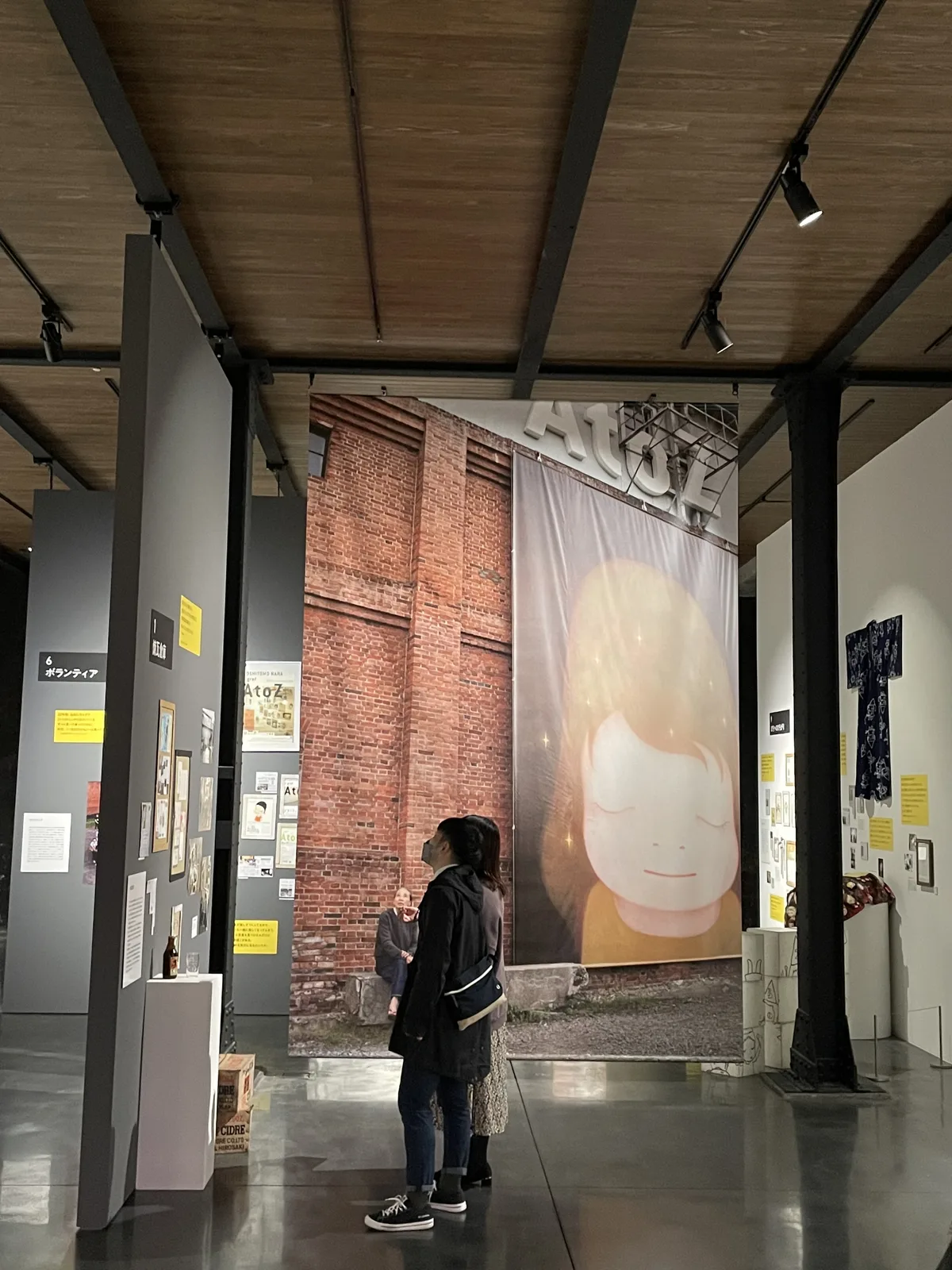展示室一角：鋼柱與木天花之下，保留下來的一段舊磚牆