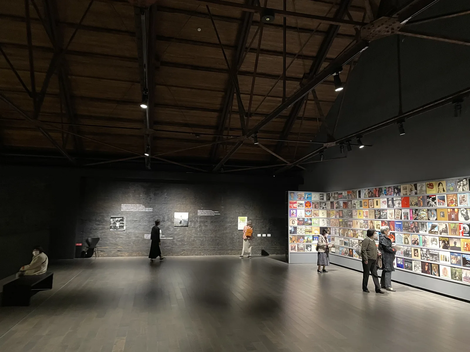 黑牆的展示室：煤焦油牆與外露的屋頂鋼構架