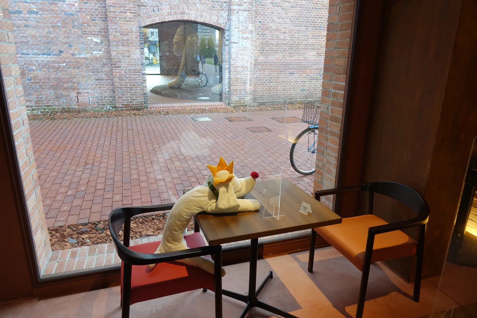 自咖啡館・商店棟內望向廣場對側的美術館棟入口