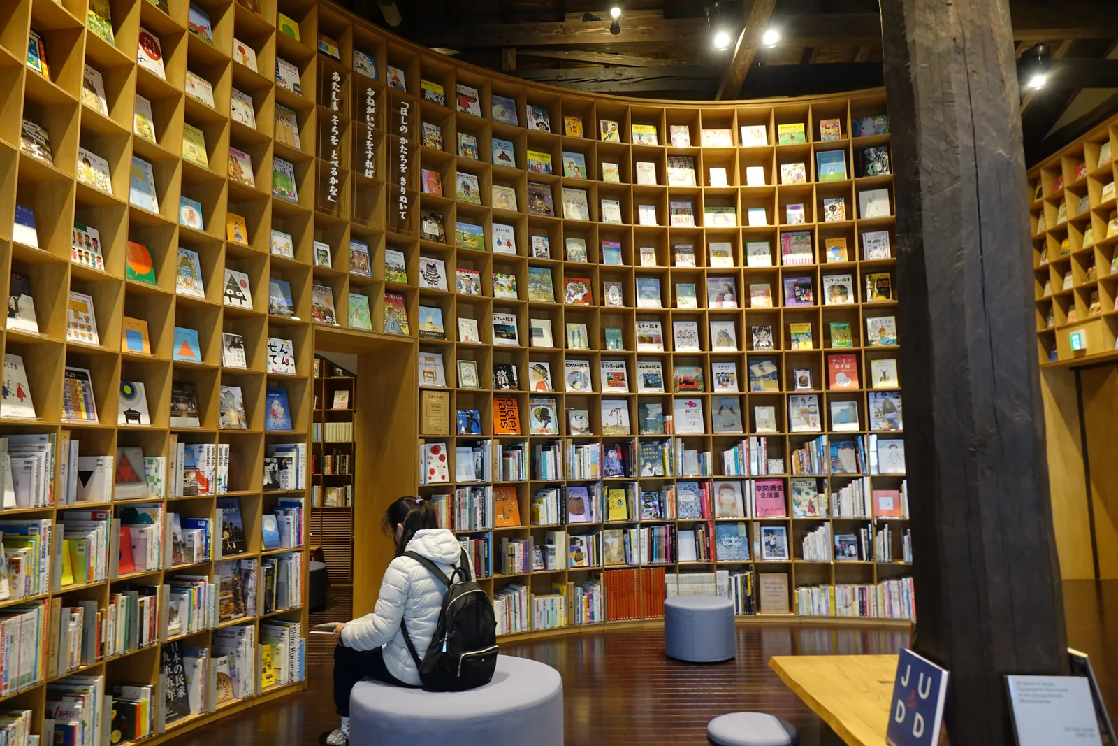 閱覽室C：弧形書架與書架之間的開口