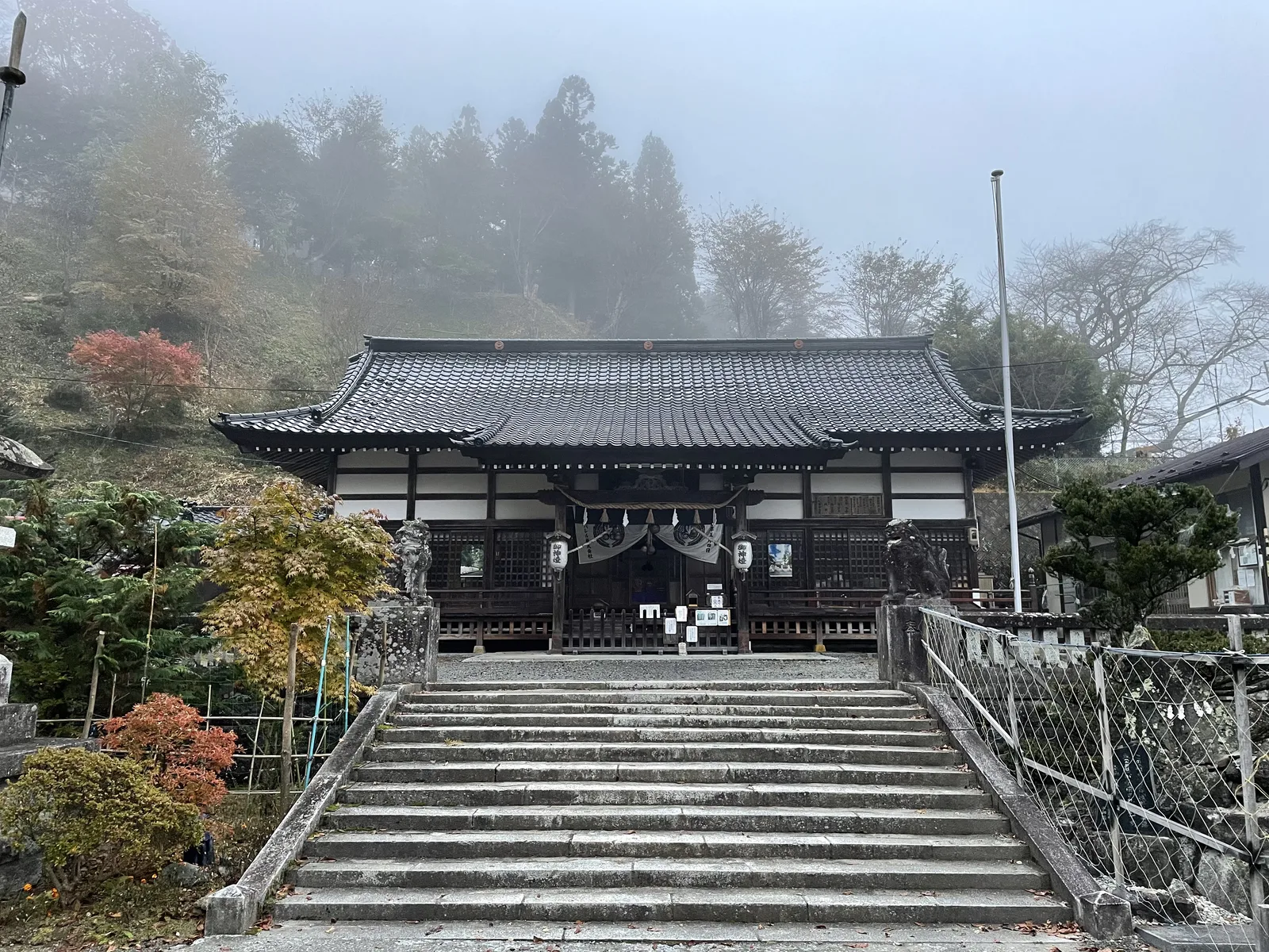 南部神社的石段與拜殿