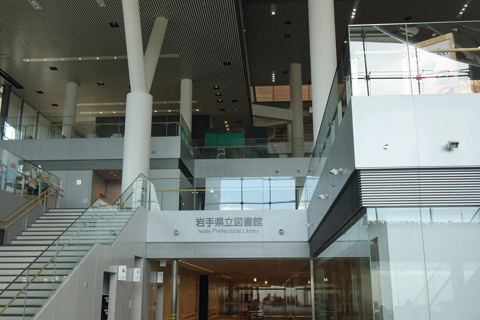 三樓圖書館入口：館名招牌下是入口，左側為通往四樓的大階梯