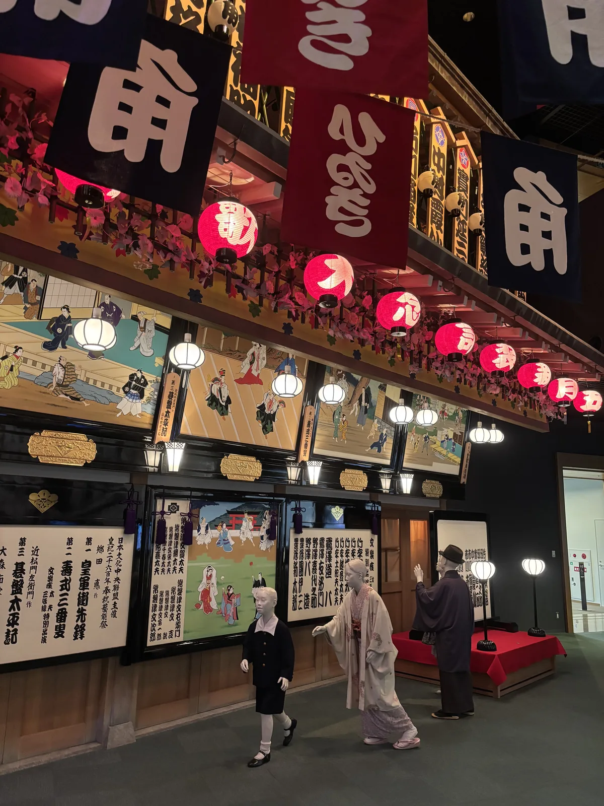 七樓近代劇場立面的復原，上方懸著寫有大字的布幕與成排的紅色燈籠，立面上貼滿劇目的看板，下方有身著和服的等身人形